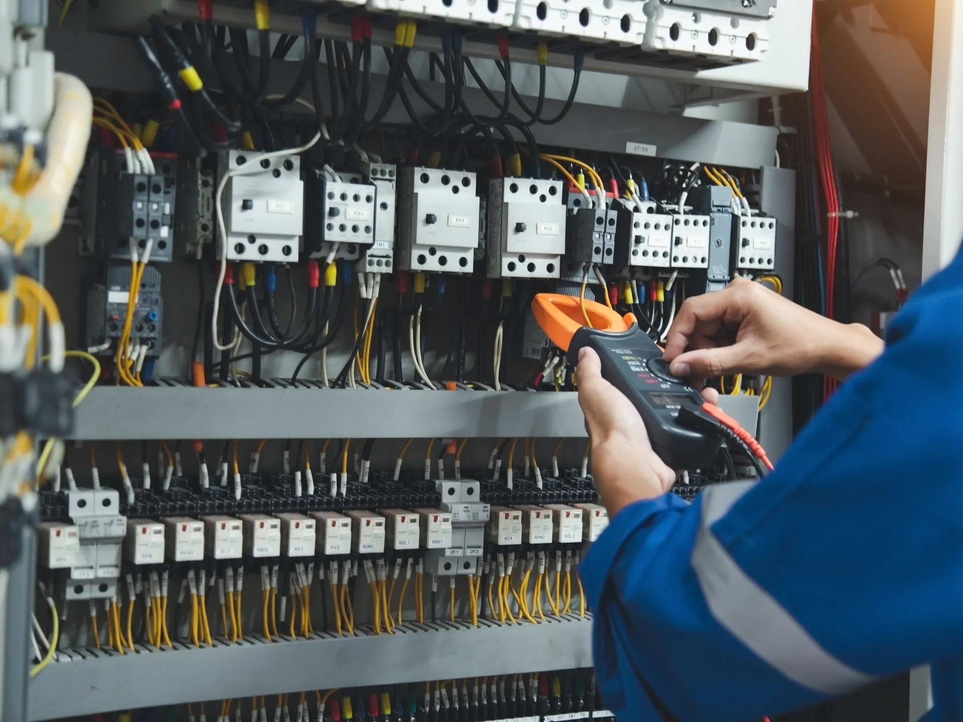 Elektrikermessungen mit Multimeter zum Prüfen des Stroms im Bedienfeld