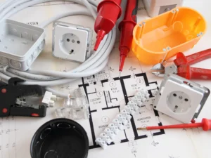 Elektriker bei der Elektromontage – Installation von Komponenten und Kabeln in einem Schaltschrank, professionelle Ausführung.