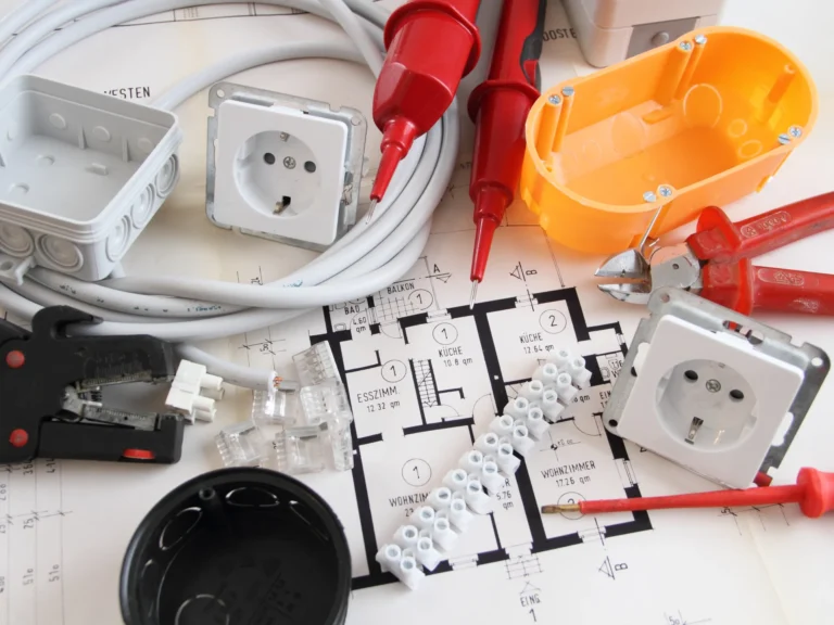 Elektriker bei der Elektromontage – Installation von Komponenten und Kabeln in einem Schaltschrank, professionelle Ausführung.